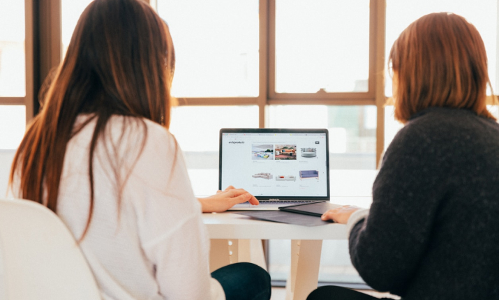 mujeres viendo pantalla de ordenador